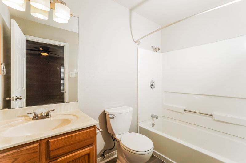 1,295/Mo, 417 Canterbury Ln Converse, TX 78109 Main Bathroom View