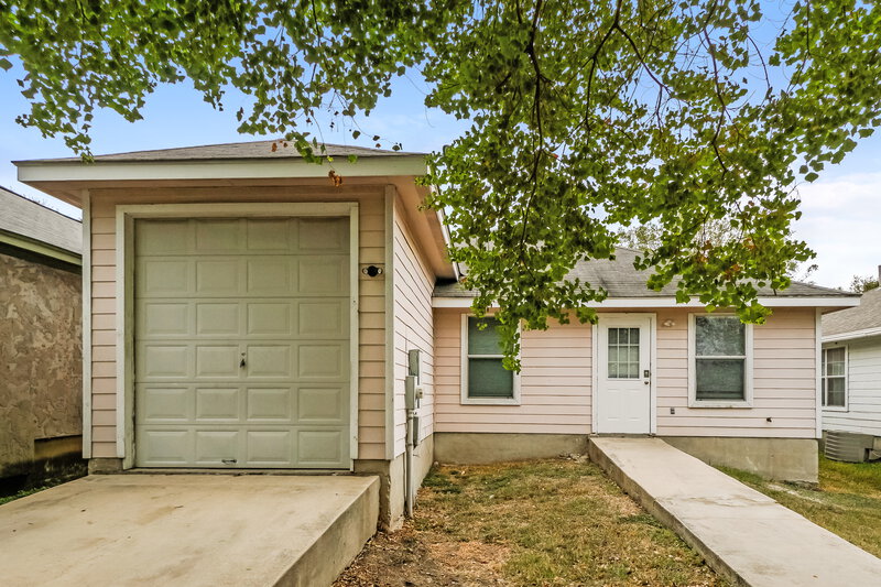 1,295/Mo, 417 Canterbury Ln Converse, TX 78109 Rear View