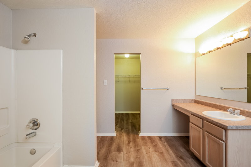 1,330/Mo, 3570 Sage Meadow San Antonio, TX 78222 Main Bathroom View