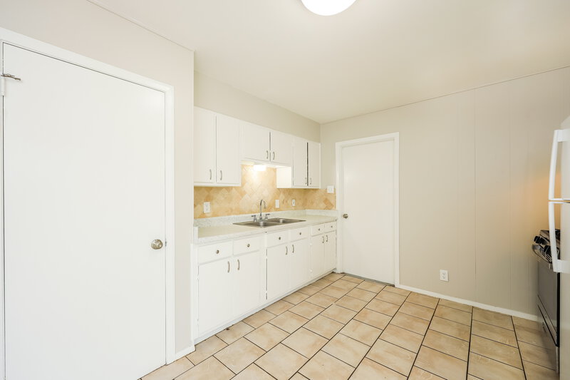 1,340/Mo, 4427 Hampstead St San Antonio, TX 78220 Kitchen View