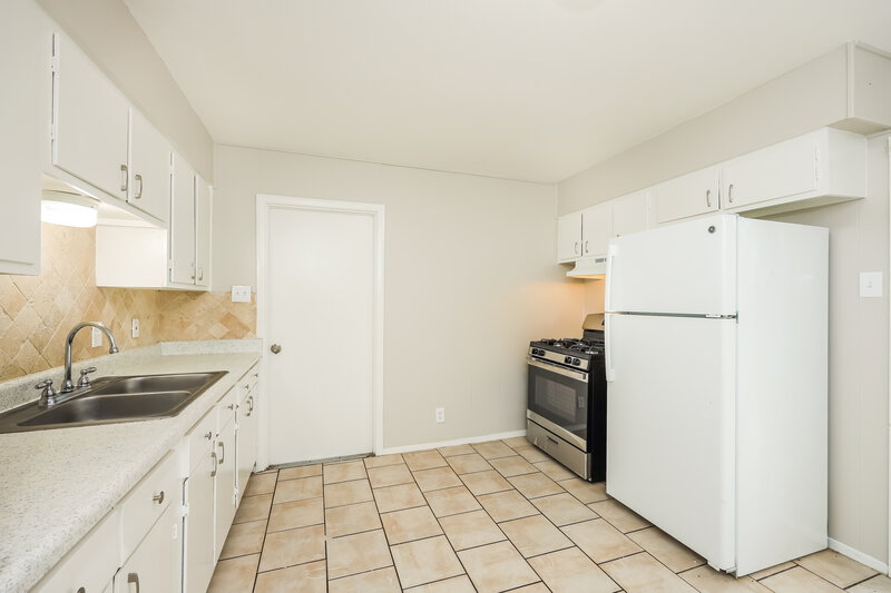 1,340/Mo, 4427 Hampstead St San Antonio, TX 78220 Kitchen View 2