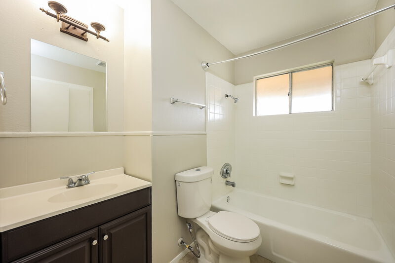 1,340/Mo, 4427 Hampstead St San Antonio, TX 78220 Main Bathroom View