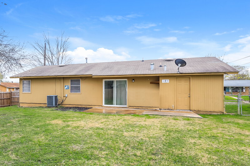 1,340/Mo, 4427 Hampstead St San Antonio, TX 78220 Rear View