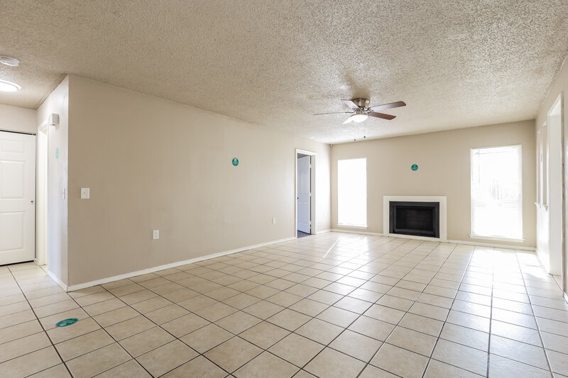1,645/Mo, 117 Meadow St Converse, TX 78109 Living Room View 3