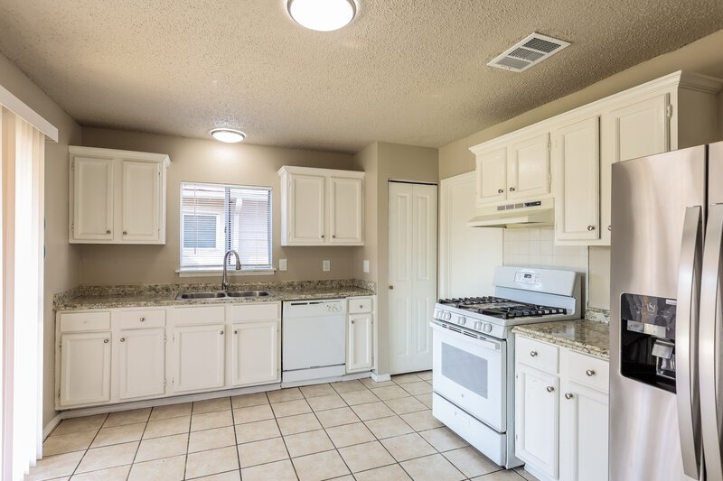 1,645/Mo, 117 Meadow St Converse, TX 78109 Kitchen View