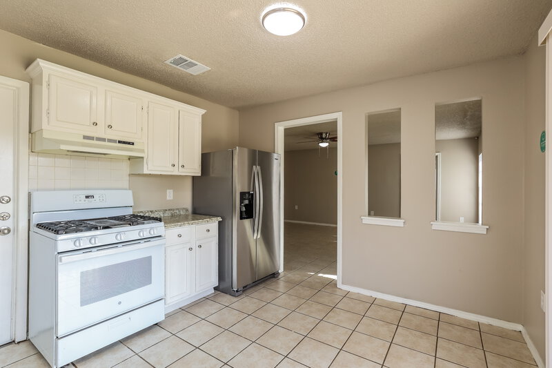 1,645/Mo, 117 Meadow St Converse, TX 78109 Kitchen View 2