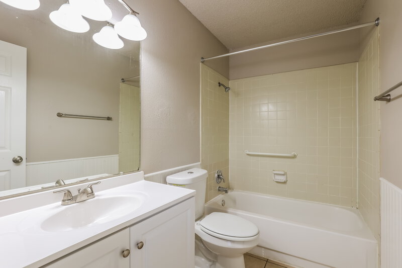 1,645/Mo, 117 Meadow St Converse, TX 78109 Main Bathroom View