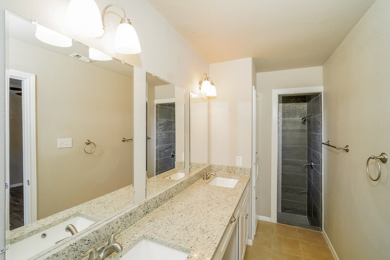 2,155/Mo, 2743 Knoll Tree St San Antonio, TX 78247 Main Bathroom View