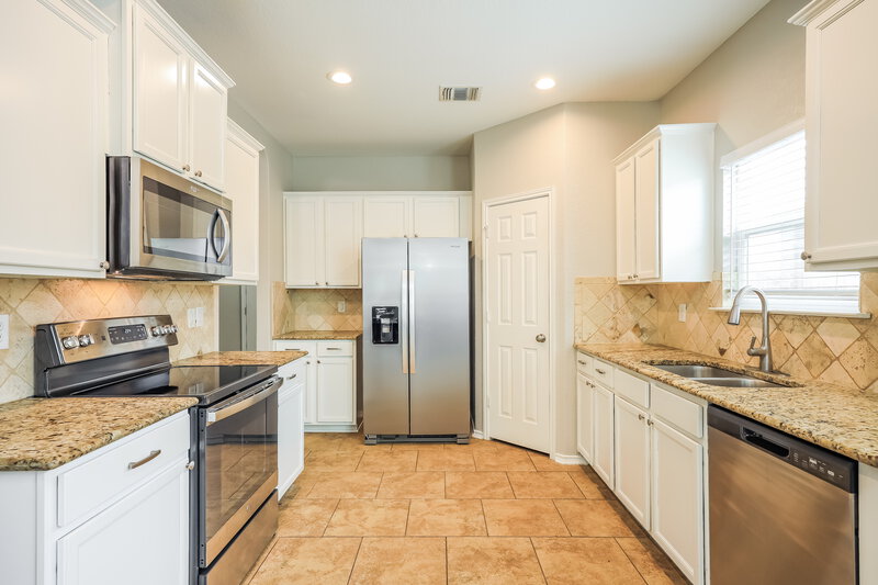 1,960/Mo, 8434 Cedar Mdws San Antonio, TX 78254 Kitchen View
