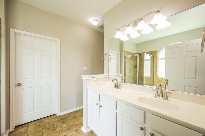 1,960/Mo, 8434 Cedar Mdws San Antonio, TX 78254 Main Bathroom View