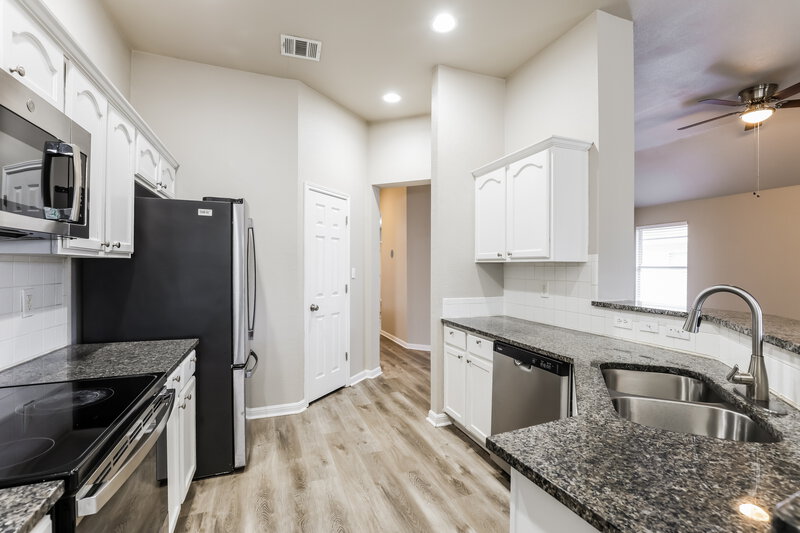 1,800/Mo, 4931 Dahlia Ter San Antonio, TX 78218 Kitchen View 2