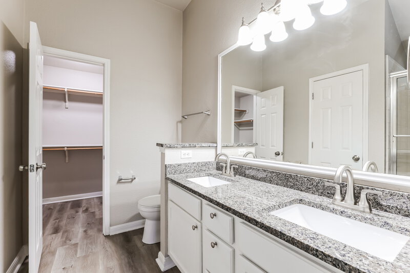 1,800/Mo, 4931 Dahlia Ter San Antonio, TX 78218 Main Bathroom View