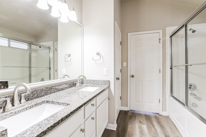 1,800/Mo, 4931 Dahlia Ter San Antonio, TX 78218 Bathroom View