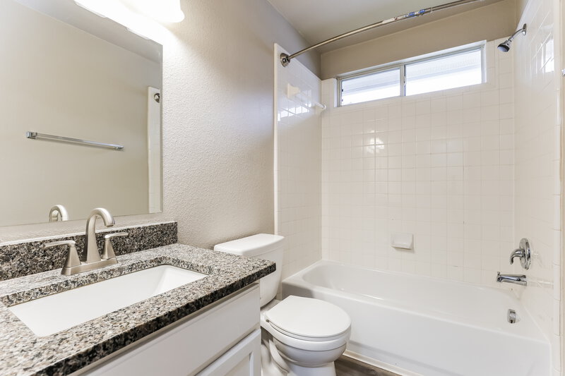 1,800/Mo, 4931 Dahlia Ter San Antonio, TX 78218 Bathroom View 2