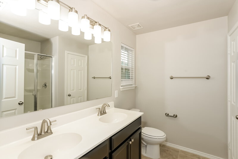 1,805/Mo, 9847 Silver Mist Way San Antonio, TX 78254 Main Bathroom View