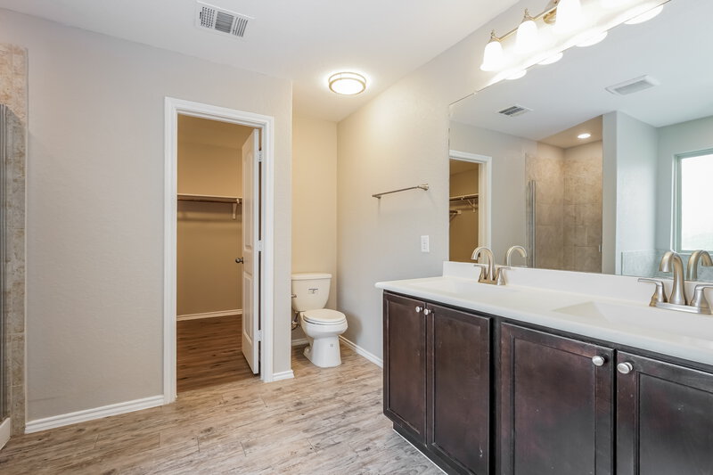 1,810/Mo, 2002 Marbach Woods San Antonio, TX 78245 Main Bathroom View