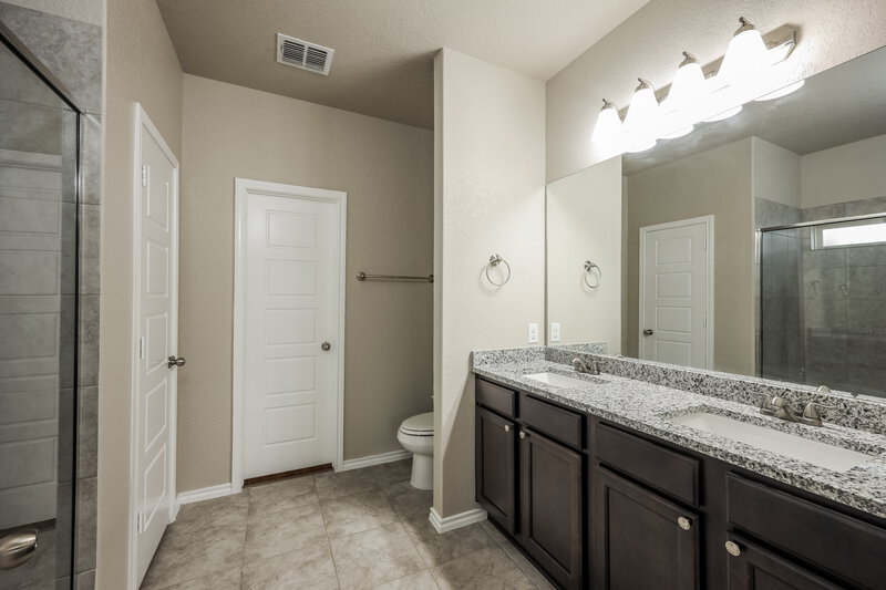 1,845/Mo, 7410 Coral Bells Ct Converse, TX 78109 Main Bathroom View