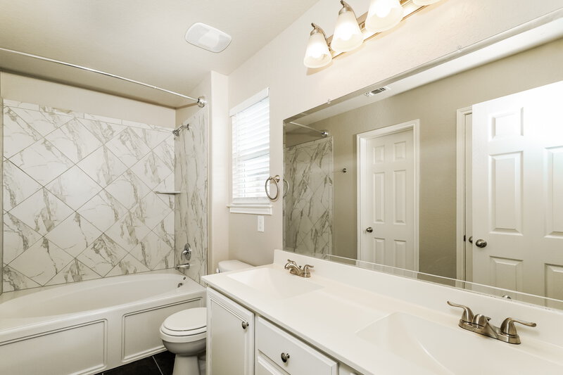 1,710/Mo, 4001 Legend Pond New Braunfels, TX 78130 Main Bathroom View