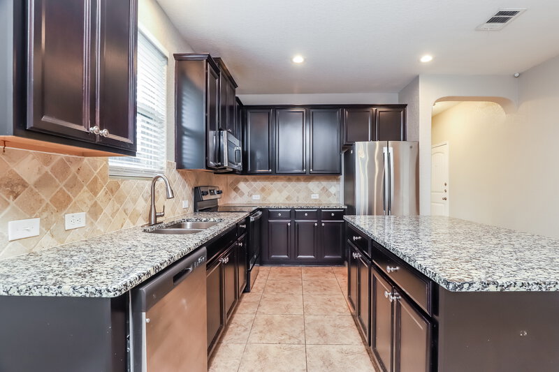 1,755/Mo, 11328 Silver Rose San Antonio, TX 78245 Kitchen View