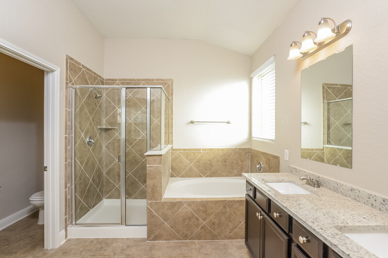 1,870/Mo, 11328 Silver Rose San Antonio, TX 78245 Main Bathroom View