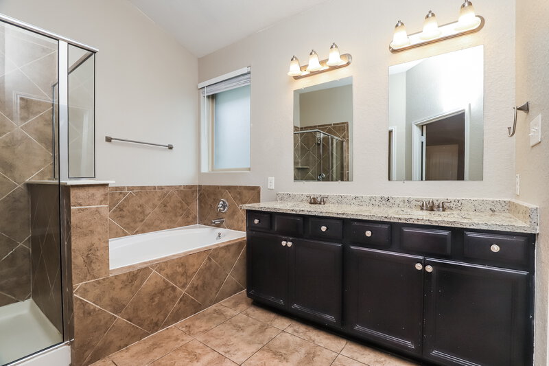 1,755/Mo, 11328 Silver Rose San Antonio, TX 78245 Main Bathroom View 2