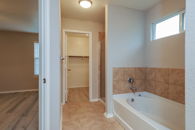 1,895/Mo, 5714 Goliad Blf San Antonio, TX 78222 Main Bathroom View