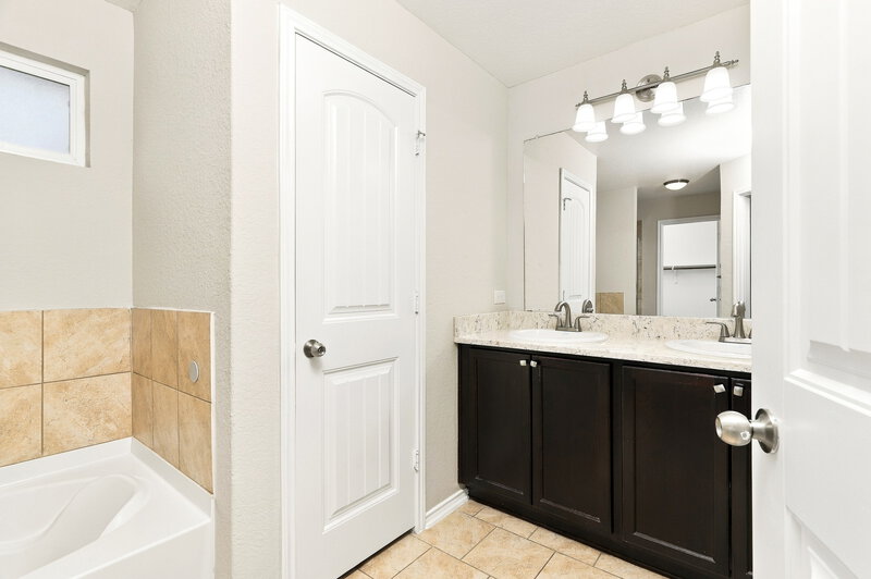1,785/Mo, 5714 Goliad Blf San Antonio, TX 78222 Primary Bathroom View