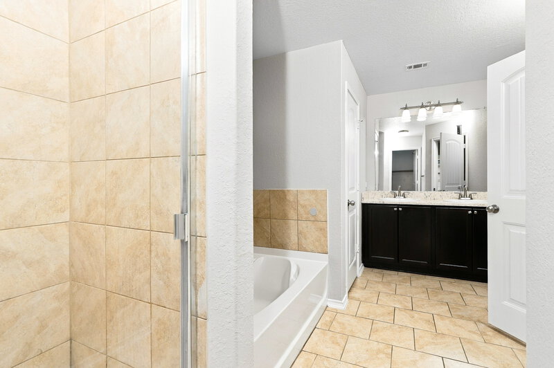 1,785/Mo, 5714 Goliad Blf San Antonio, TX 78222 Primary Bathroom View 2