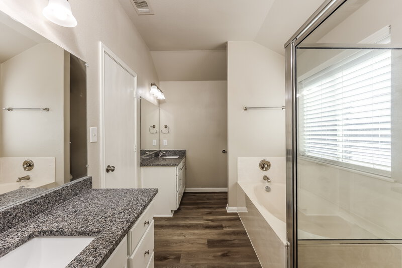 1,890/Mo, 14314 Yellow Warbler San Antonio, TX 78233 Main Bathroom View