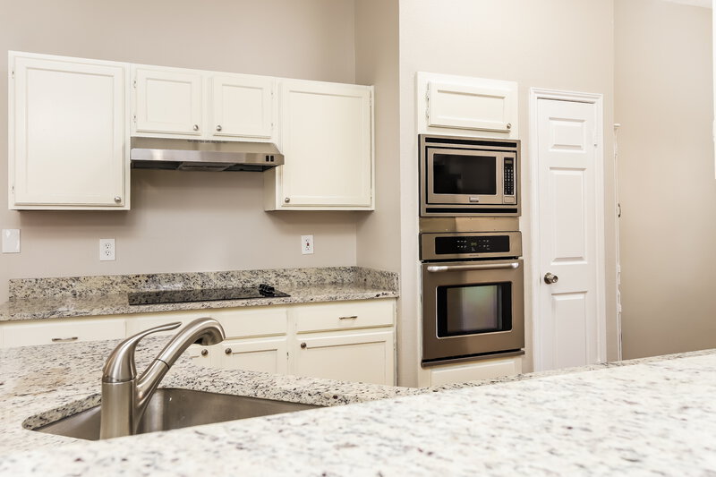 1,735/Mo, 5423 Park Lk San Antonio, TX 78244 Kitchen View 3