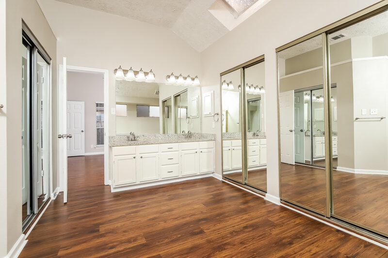 1,735/Mo, 5423 Park Lk San Antonio, TX 78244 Main Bathroom View