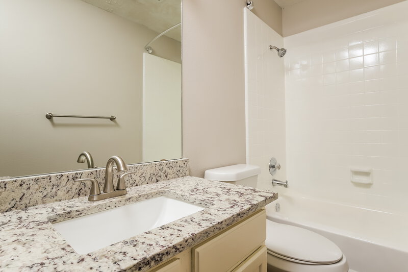 1,735/Mo, 5423 Park Lk San Antonio, TX 78244 Bathroom View