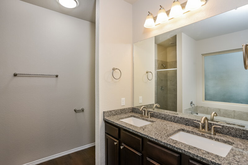 1,700/Mo, 5934 Ivans Farm San Antonio, TX 78244 Main Bathroom View