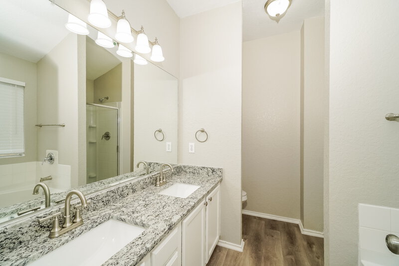 1,910/Mo, 8514 Chickasaw Blf Converse, TX 78109 Main Bathroom View