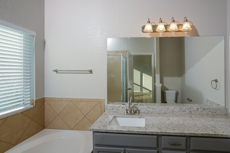 1,750/Mo, 654 Sea Eagle San Antonio, TX 78253 Main Bathroom View
