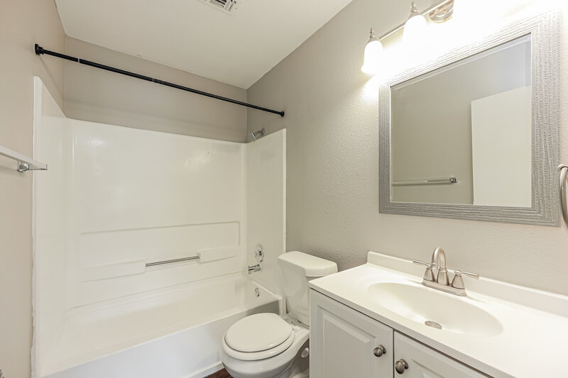 0/Mo, 4234 Sunrise Cove Dr San Antonio, TX 78244 Main Bathroom View