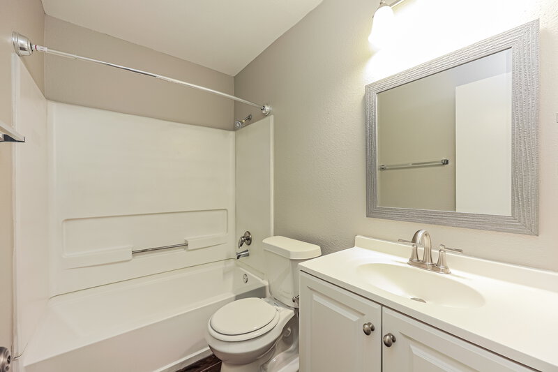 0/Mo, 4234 Sunrise Cove Dr San Antonio, TX 78244 Bathroom View
