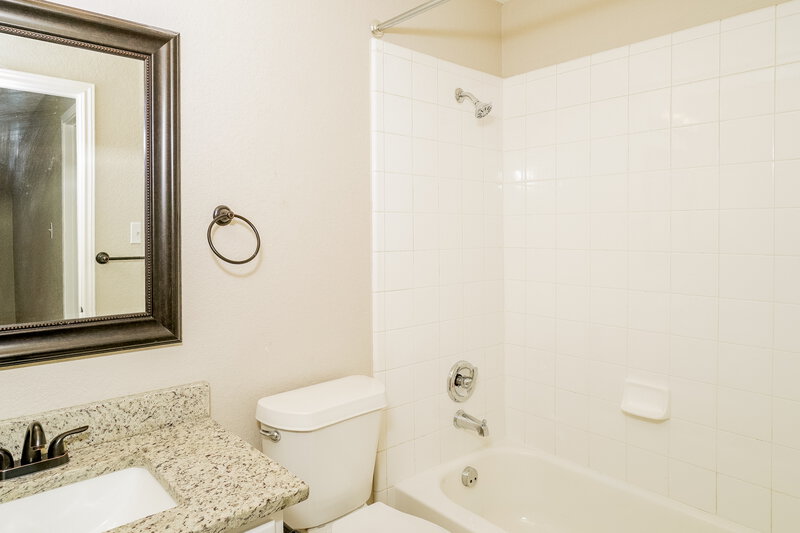 2,375/Mo, 17243 Ashbury Lodge San Antonio, TX 78247 Bathroom View