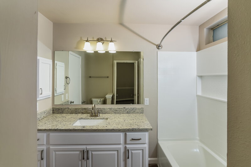 1,840/Mo, 9503 Gillcross Way San Antonio, TX 78250 Main Bathroom View