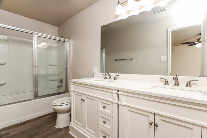 1,815/Mo, 10507 Stone Creek Pl San Antonio, TX 78254 Main Bathroom View
