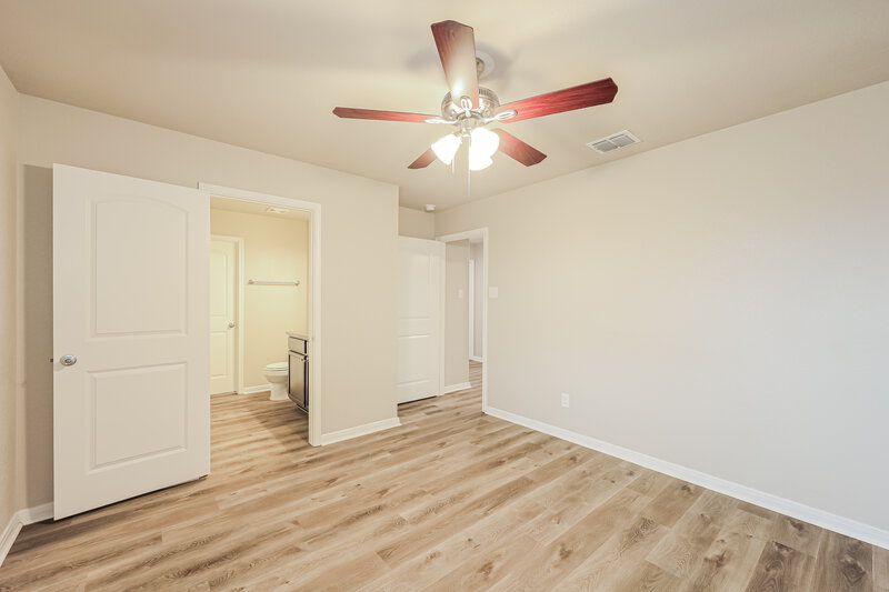 1,630/Mo, 6427 Woodcliff Bnd San Antonio, TX 78222 Main Bedroom View 2