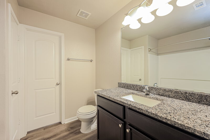 1,630/Mo, 6427 Woodcliff Bnd San Antonio, TX 78222 Main Bathroom View