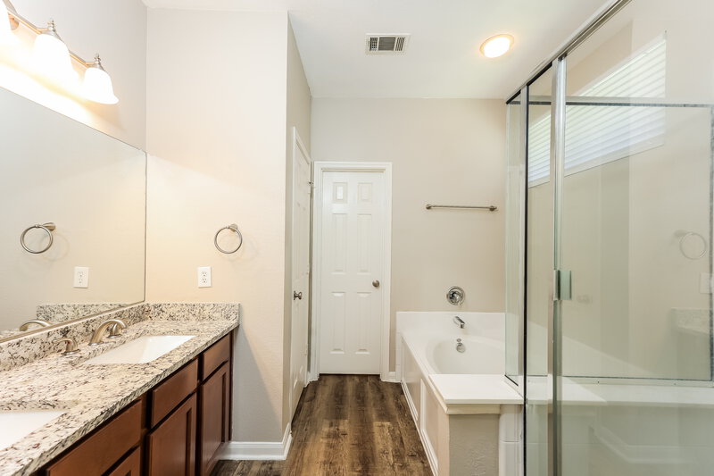 2,320/Mo, 7927 Live Oak Vista San Antonio, TX 78250 Main Bathroom View