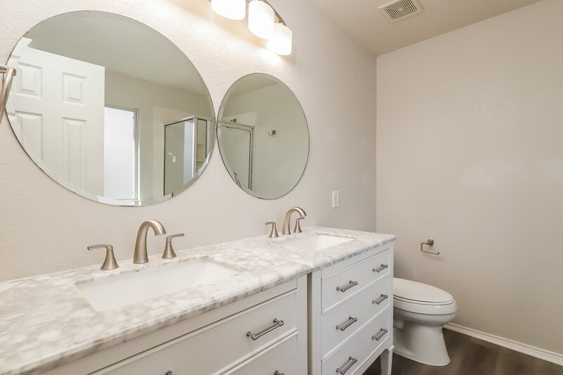 1,870/Mo, 9518 Boatman Pier Converse, TX 78109 Main Bathroom View