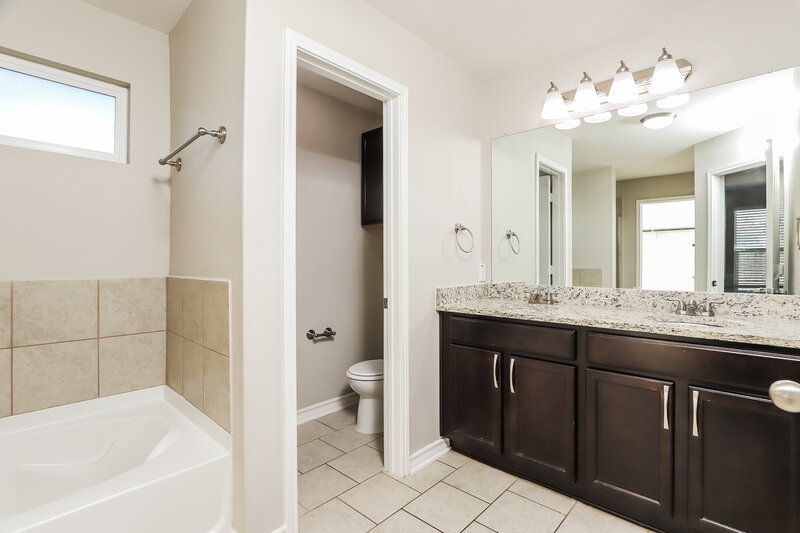 1,770/Mo, 12114 Pearl Jubilee San Antonio, TX 78245 Main Bathroom View