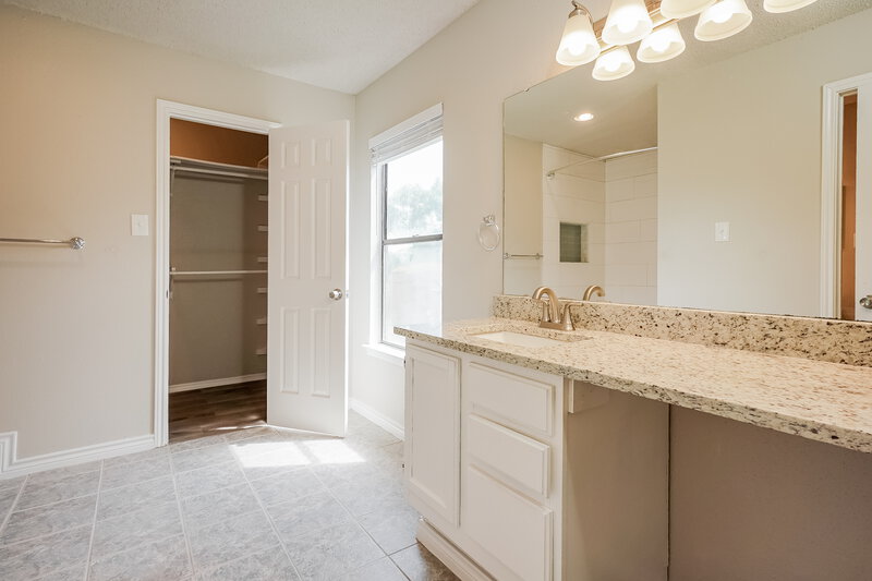 1,620/Mo, 9710 Dugas Dr San Antonio, TX 78245 Main Bathroom View