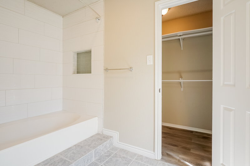 1,620/Mo, 9710 Dugas Dr San Antonio, TX 78245 Main Bathroom View 2