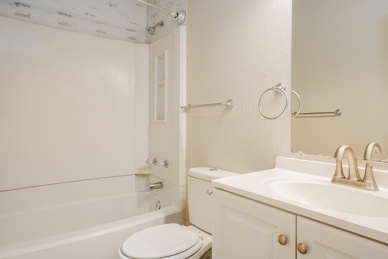 1,620/Mo, 9710 Dugas Dr San Antonio, TX 78245 Bathroom View