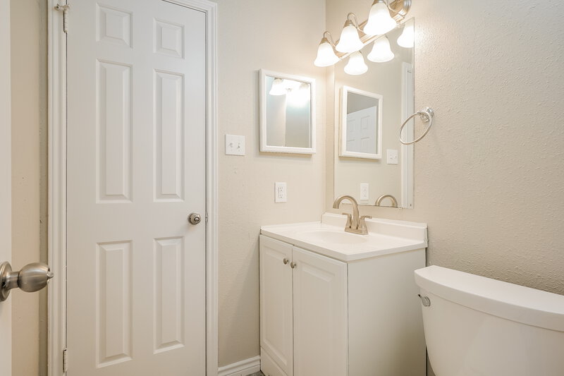 1,620/Mo, 9710 Dugas Dr San Antonio, TX 78245 Bathroom View 2