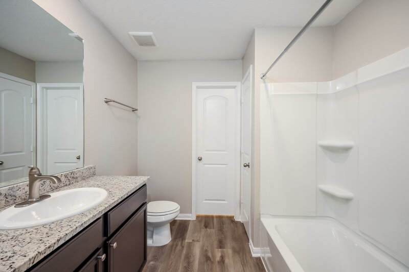 1,515/Mo, 11711 Viney Pass San Antonio, TX 78252 Main Bathroom View